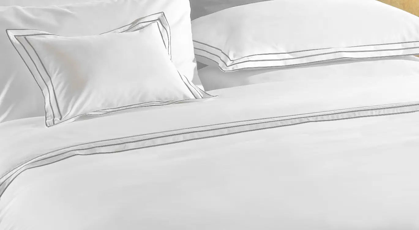 sængurv þrjarlinur ljosgra Þrjár línur – ljósgráar 100% egypskur bómull - sæng 140x200cm og koddaver 50x70cm - Image 1