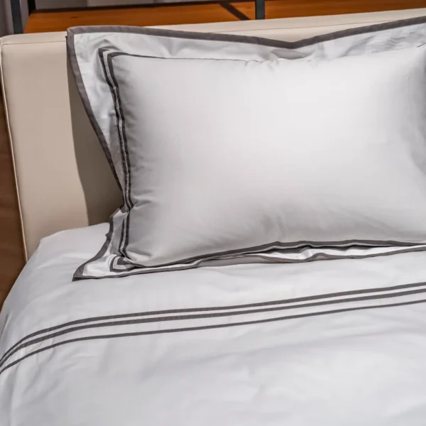 Þrjár línur – Dökk gráar 100% egypskur bómull - sæng 140x200cm og koddaver 50x70cm