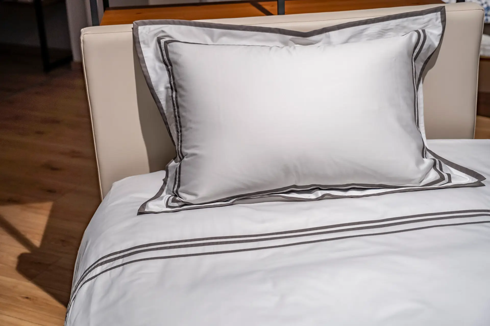 sængurversokratesgra Þrjár línur – Dökk gráar 100% egypskur bómull - sæng 140x200cm og koddaver 50x70cm - Image 1